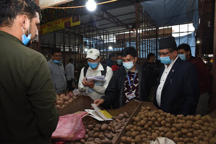 अनुगमन टोली देखेपछि प्याजको भाउ आधा घट्यो