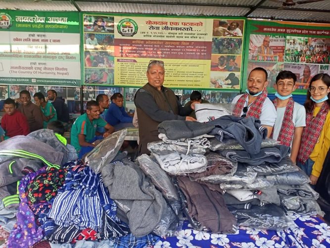 सामाजिक अभियन्ता भट्टद्धारा मानव सेवा आश्रम र दृष्टि फाउण्डेसनलाई ६० हजार बढीका न्यानो कपडा वितरण